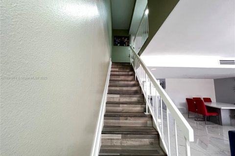 Townhouse in Miami, Florida 2 bedrooms, 192.31 sq.m. № 1946189 - photo 23