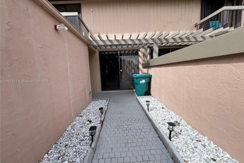 Townhouse in Miami, Florida 2 bedrooms, 192.31 sq.m. № 1946189 - photo 2