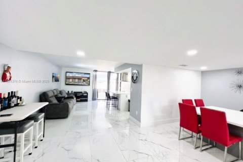 Townhouse in Miami, Florida 2 bedrooms, 192.31 sq.m. № 1946189 - photo 10