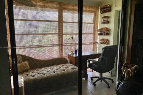 Condo in Tamarac, Florida, 2 bedrooms  № 1942916 - photo 10