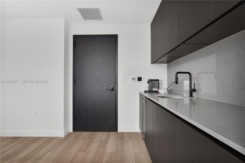 Condo in Miami, Florida, 2 bedrooms № 2255700 - photo 8
