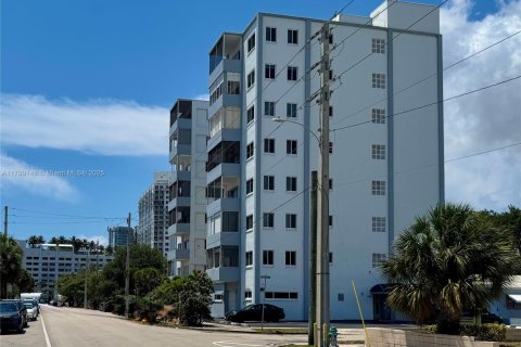 Condo in Hollywood, Florida, 1 bedroom  № 2014471 - photo 28