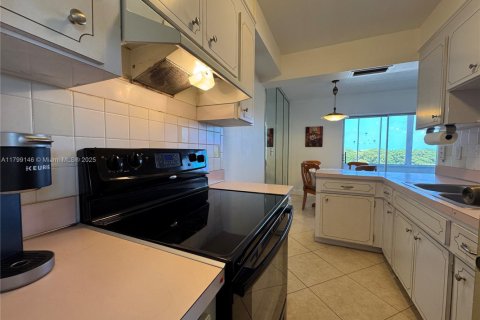 Condo in Hollywood, Florida, 1 bedroom  № 2014471 - photo 10