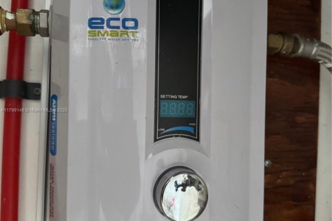 Condo in Hollywood, Florida, 1 bedroom  № 2014471 - photo 23