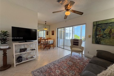 Condo in Hollywood, Florida, 1 bedroom  № 2014471 - photo 2