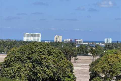 Condo in Hollywood, Florida, 1 bedroom  № 2014471 - photo 21