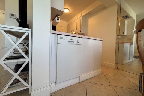 Condo in Hollywood, Florida, 1 bedroom  № 2014471 - photo 12