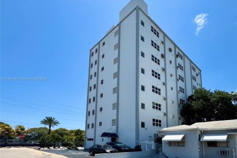 Condo in Hollywood, Florida, 1 bedroom  № 2014471 - photo 27