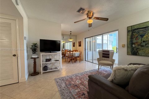Condo in Hollywood, Florida, 1 bedroom  № 2014471 - photo 4