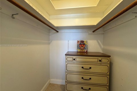 Condo in Hollywood, Florida, 1 bedroom  № 2014471 - photo 20