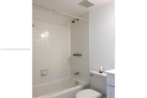 Condo in Miami, Florida, 1 bedroom  № 1923932 - photo 7