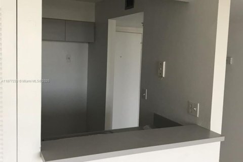 Condo in Miami, Florida, 1 bedroom  № 1923932 - photo 11