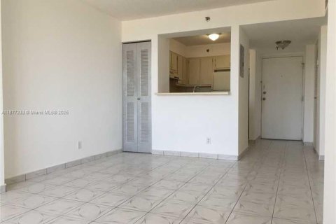 Condo in Miami, Florida, 1 bedroom  № 1923932 - photo 3