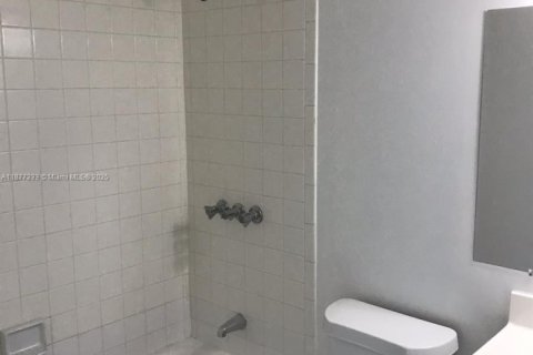 Condo in Miami, Florida, 1 bedroom  № 1923932 - photo 13