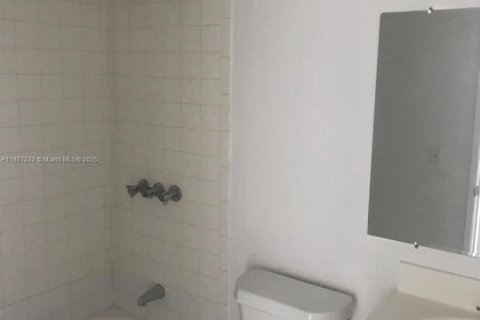 Condo in Miami, Florida, 1 bedroom  № 1923932 - photo 14