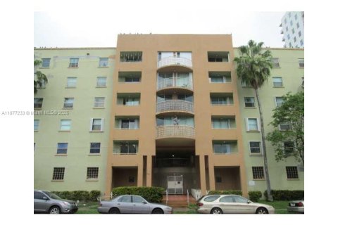 Condo in Miami, Florida, 1 bedroom  № 1923932 - photo 1