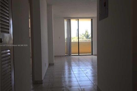 Condo in Miami, Florida, 1 bedroom  № 1923932 - photo 5