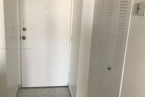Condo in Miami, Florida, 1 bedroom  № 1923932 - photo 10