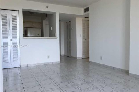 Condo in Miami, Florida, 1 bedroom  № 1923932 - photo 2