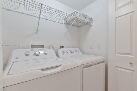 House in Miami, Florida 2 bedrooms, 103.77 sq.m. № 1942212 - photo 21