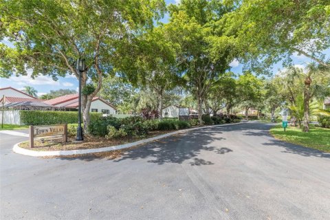 House in Miami, Florida 2 bedrooms, 103.77 sq.m. № 1942212 - photo 24