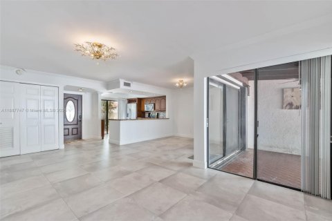 Casa en alquiler en Miami, Florida, 2 dormitorios, 103.77 m2 № 1942212 - foto 2