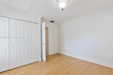 House in Miami, Florida 2 bedrooms, 103.77 sq.m. № 1942212 - photo 13