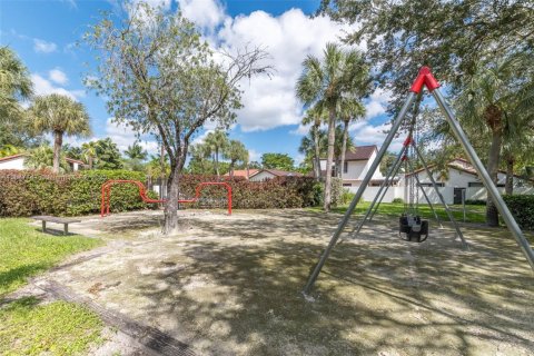 House in Miami, Florida 2 bedrooms, 103.77 sq.m. № 1942212 - photo 26