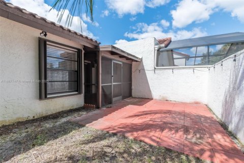 House in Miami, Florida 2 bedrooms, 103.77 sq.m. № 1942212 - photo 23