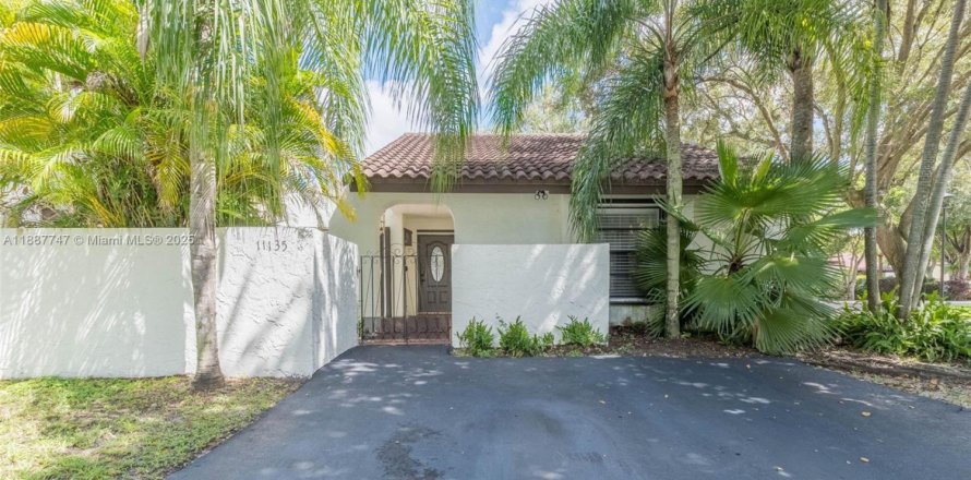 House in Miami, Florida 2 bedrooms, 103.77 sq.m. № 1942212