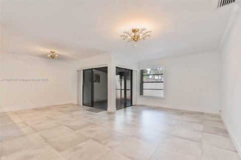 House in Miami, Florida 2 bedrooms, 103.77 sq.m. № 1942212 - photo 11