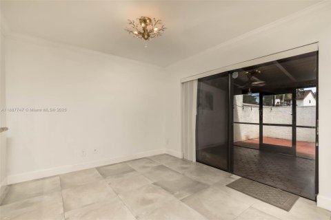 House in Miami, Florida 2 bedrooms, 103.77 sq.m. № 1942212 - photo 12