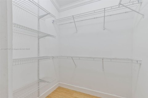 House in Miami, Florida 2 bedrooms, 103.77 sq.m. № 1942212 - photo 20