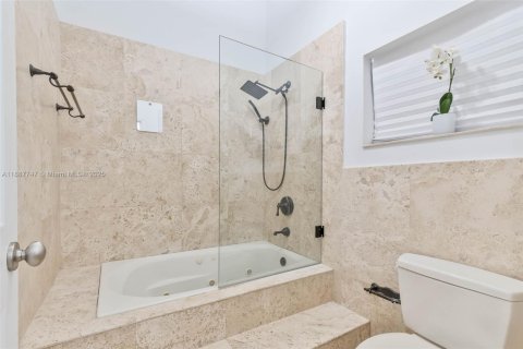 Villa ou maison à louer à Miami, Floride: 2 chambres, 103.77 m2 № 1942212 - photo 19