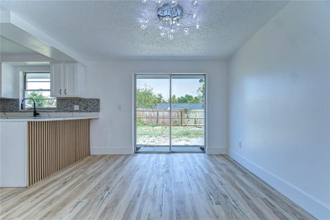 House in Valrico, Florida 3 bedrooms, 116.87 sq.m. № 1613895 - photo 6