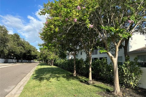 Condo in Saint Petersburg, Florida, 2 bedrooms  № 2267036 - photo 21