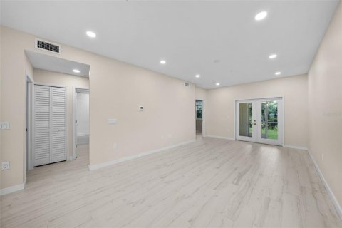 Condo in Saint Petersburg, Florida, 2 bedrooms  № 2267036 - photo 5