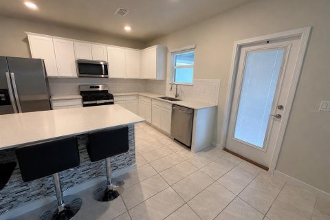 House in Apopka, Florida 4 bedrooms, 230.58 sq.m. № 2227111 - photo 18