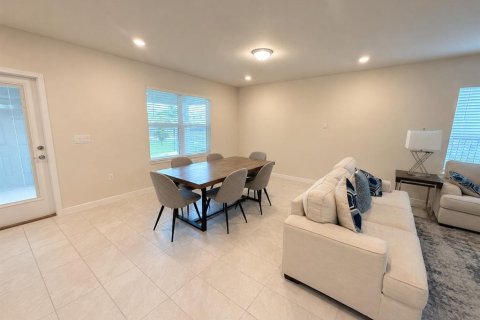 House in Apopka, Florida 4 bedrooms, 230.58 sq.m. № 2227111 - photo 16
