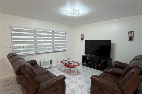 Condominio en venta en Pembroke Pines, Florida, 1 dormitorio, 75.34 m2 № 2011760 - foto 9