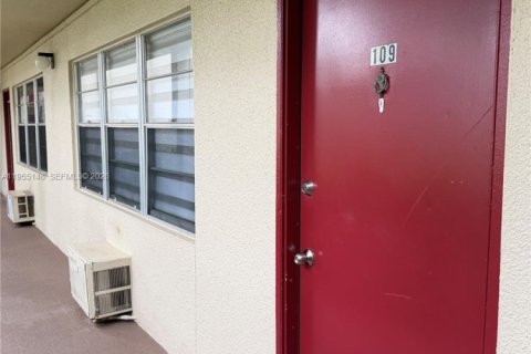 Condominio en Pembroke Pines, Florida, 1 dormitorio  № 2011760