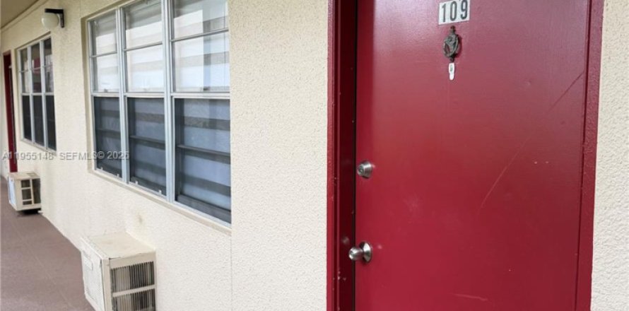 Condominio en Pembroke Pines, Florida, 1 dormitorio  № 2011760