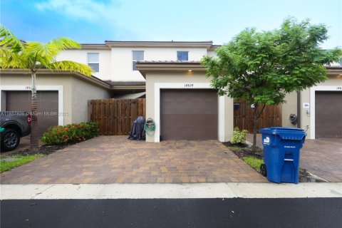 Townhouse in Homestead, Florida 3 bedrooms, 153.1 sq.m. № 2013041 - photo 11