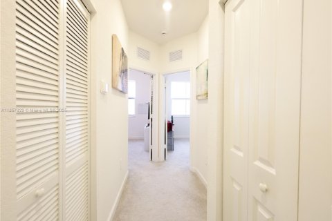 Townhouse in Homestead, Florida 3 bedrooms, 153.1 sq.m. № 2013041 - photo 14