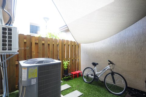 Townhouse in Homestead, Florida 3 bedrooms, 153.1 sq.m. № 2013041 - photo 8