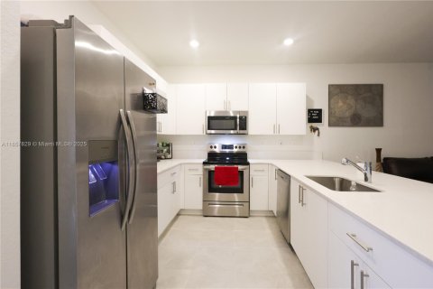 Townhouse in Homestead, Florida 3 bedrooms, 153.1 sq.m. № 2013041 - photo 3