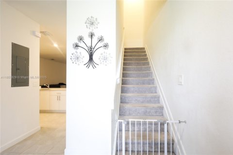 Townhouse in Homestead, Florida 3 bedrooms, 153.1 sq.m. № 2013041 - photo 2