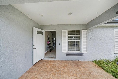 House in Lehigh Acres, Florida 3 bedrooms, 135.64 sq.m. № 2193591 - photo 5