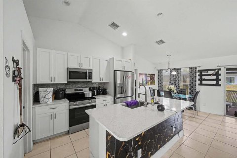 House in Lehigh Acres, Florida 3 bedrooms, 135.64 sq.m. № 2193591 - photo 13