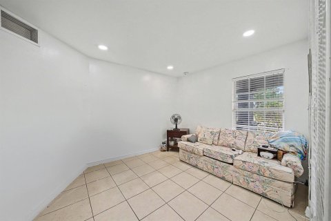 House in Lehigh Acres, Florida 3 bedrooms, 135.64 sq.m. № 2193591 - photo 9